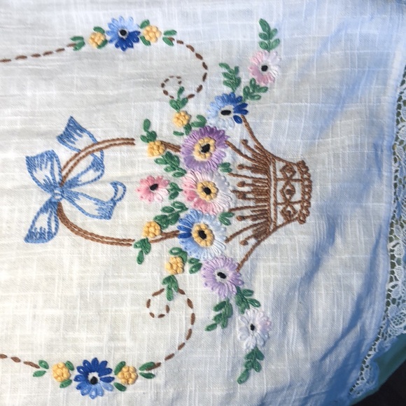 Scarf, Bureau/Hand embroidered baskets of flowers  Lace trim - Picture 11 of 12